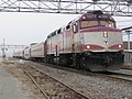 MBTA EMD F40PH-2C No. 1072 di Stasiun River Works pada 2011