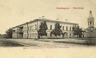 Дом губернатора и Никольская церковь.