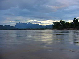 Sungai Mekong sebelum matahari terbenam.