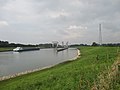 Monding van het Amsterdam-Rijnkanaal in de Waal bij Echteld met de Prins Bernhardsluizen op de achtergrond.