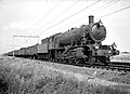 Locomotief NS 5020 (ex-WD 73691) met een goederentrein ter hoogte van Susteren. Tussen 1949 en 1952