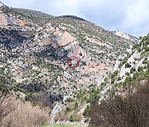 Situation de Notre-Dame-de-Vie. Vue vers le nord depuis les gorges de Fuilla dans la vallée de la Rotja. Au-dessus de la chapelle : la grotte naturelle, la "Cova de Sainte-Madeleine"[70].