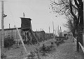 Una secció del camp de concentració. Es pot apreciar una torre de vigilància, una caserna i filferro de punxes.