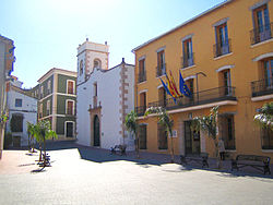 Plaza d'o convento d'Ondara, con a Casa d'a Villa y o convento