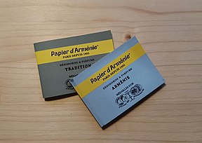 Dos cuadernillos de Papel de Armenia que contienen tres tiras de papel secante aromático.