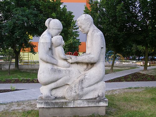 http://upload.wikimedia.org/wikipedia/commons/thumb/f/f9/Parents_with_child_Statue_Hrobakova_street_Bratislava.JPG/500px-Parents_with_child_Statue_Hrobakova_street_Bratislava.JPG