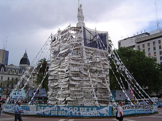 פסל ה-Pirámide de Mayo בכיכר מאי שבבואנוס איירס, מכוסה בתמונות הנעלמים.