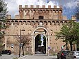 Außenfassade der Porta Romana in Siena