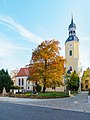 Kirche mit Ausstattung, Kirchplatz und einigen Grabmalen auf dem Platz und außen an der Chorwand der Kirche