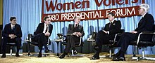13 марта 1980 года в Чикаго Ховард К. Смит (в центре) модерирует спонсируемый Лигой женщин-избирательниц президентский форум с участием Андерсона (крайний справа) и других кандидатов-республиканцев Фила Крейна (крайний слева), Джорджа Буша-старшего (второй слева) и Рональд Рейган (второй справа).