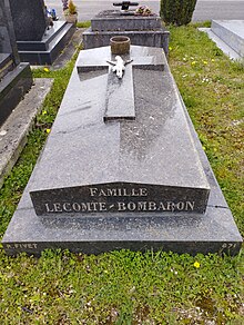 grób pisarza Rogera Gilberta Lecomte wykonany z granitu. Grób jest niski, jego szczyt jest daszkowaty.