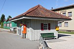 Wartehalle und Stationsgebäude