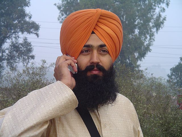 http://upload.wikimedia.org/wikipedia/commons/thumb/f/f9/Sikh_wearing_turban.jpg/640px-Sikh_wearing_turban.jpg