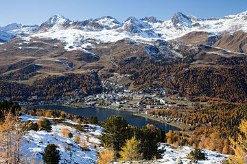 pohled na St. Moritz a St. Moritzersee a lyžařský resort Corviglia (vlevo Piz Nair) z Muottas da Schlarigna
