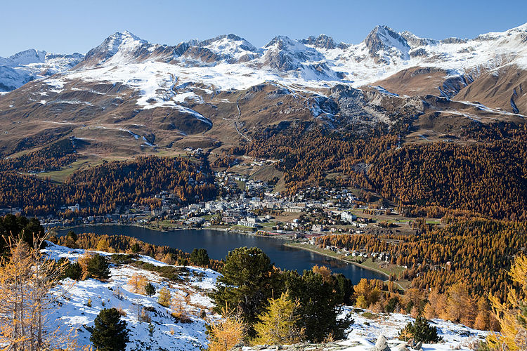 Вид на Санкт-Мориц и Санкт-Морицерзее с вершины Muottas Muragl (кантон Граубюнден, Швейцария)