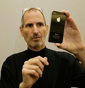 English: Apple director Steve Jobs shows iPhone
