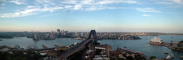Et panorama over Sydney Havn , med Sydney Harbour Bridge, og Operahuset til højre.
