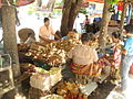 Penjual thanakha di Pagoda Kaunghmudaw, Sagaing