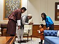 Bhutanin kuningaspari ja heidän vanhin poikansa tapaavat Intian pääministerin Narendra Modin vuonna 2017.