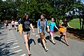 Gli studenti di un'università statunitense tengono una lezione all'aperto, dove discutono di argomenti mentre camminano.