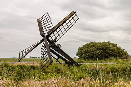 Tjasker Zandpoel, um moinho de vento utilizado para drenagem em De Fryske Marren, Frísia, Países Baixos (definição 4 975 × 3 317)