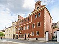 Wohnhaus mit Hofgebäuden in geschlossener Bebauung