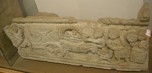 Urna cineraria etrusca con bajorrelieve historiado en el Museo Guarnacci de Volterra (Toscana).