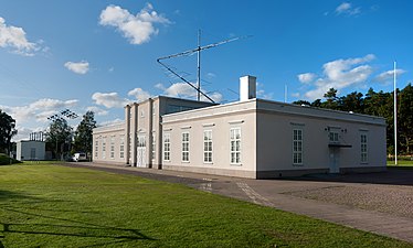 Radiostationen i Grimeton utanför Varberg började byggas 1922 och stod färdig 1924. Bilden visar stationsbyggnaden på radiostationen i Grimeton, samt antennparken.