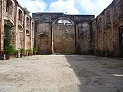 Interior del Convento de la Compañía de Jesús. Notése al fondo una de las torres de la Catedral Metropolitano de Panamá.