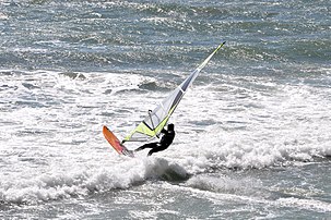 Un véliplanchiste sur les vagues du littoral californien du comté de Santa Cruz. (définition réelle 2 202 × 1 468)