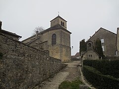 Église Saint-Pierre et chapelle à droite