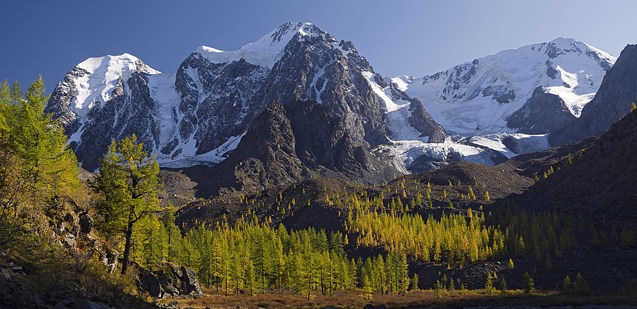 图为俄罗斯阿尔泰共和国阿尔泰山脉中丘亚山（英语：Chuya Alps）的三座山峰。