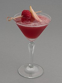 Un verre de Jack Rose, cocktail composé de calvados, de la grenadine, et du jus de citron ou de lime. (définition réelle 2 597 × 3 491)