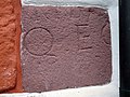 Als Spolie verwendeter römischer Inschriftenstein in der Außenwand der Kirche von Neckarburken