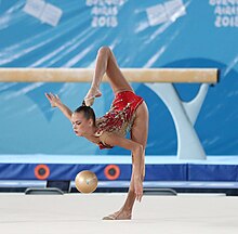 Description de l'image 2018-10-09 Gymnastics at 2018 Summer Youth Olympics – Rhythmic Gymnastics – Balls qualification (Martin Rulsch) 008.jpg.