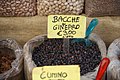 市場で売られるビャクシン属の実。イタリアのシチリア島