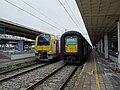 De InterCity Kortrijk - Lille-Flandres (rechts) te station Kortrijk