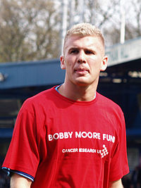 Andy Bishop warming up.jpg