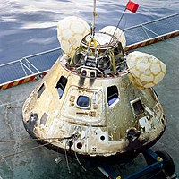 Apollo 8-capsule aan boord van de USS Yorktown, na de landing in de Stille oceaan (NASA)