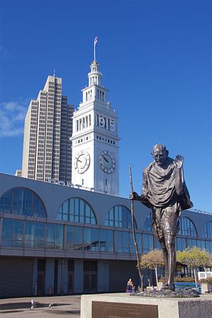 В Сан-Франциско 2015 008 - статуя Ганди.jpg