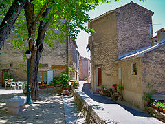 Rue à Bagnols-en-Forêt.