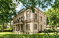 Villa mit Hofflügel und Villengarten