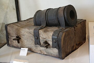 Коротка бомбарда на колоді-станку. XV століття.