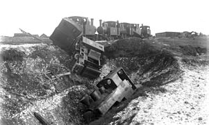 Locomotives australiennes partiellement détruites par les Allemands (photo de juin 1916).