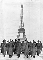 Hitler in Paris, 30 July 1940 Bundesarchiv Bild 183-H28708, Paris, Eifelturm, Besuch Adolf Hitler.jpg