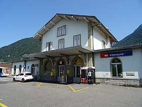 Le bâtiment voyageurs de la gare de Villeneuve.