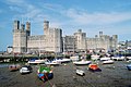 Caernarfon Castle set fra den anden side af floden Seiont.