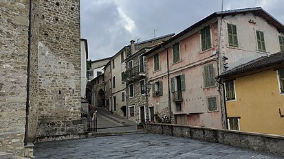 U caruggiu de Via Mazzini, intu burgu de Mendaiga, da Ciassa Rumma