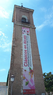 Cartel de Clásicos en Alcalá 2023 en la Torre de Santa María de la Plaza de Cervantes de Alcalá de Henares.