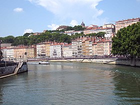 Passerelle Saint-Vincent, devant le quai Saint-Vincentet la colline de la Croix Rousse